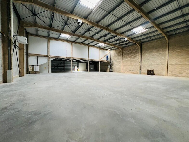 Light Industrial in Trappes to rent - Building Photo - Image 3 of 21