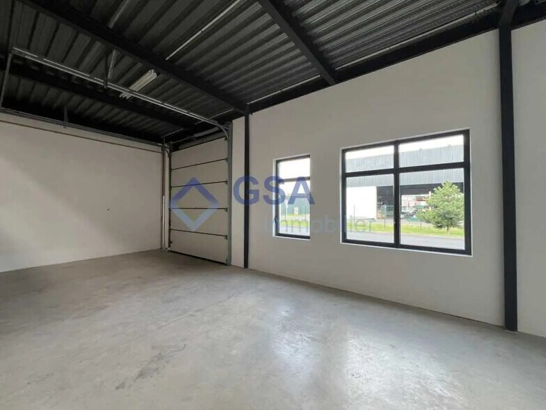 Light Industrial in Lieusaint for sale - Interior Photo - Image 2 of 4