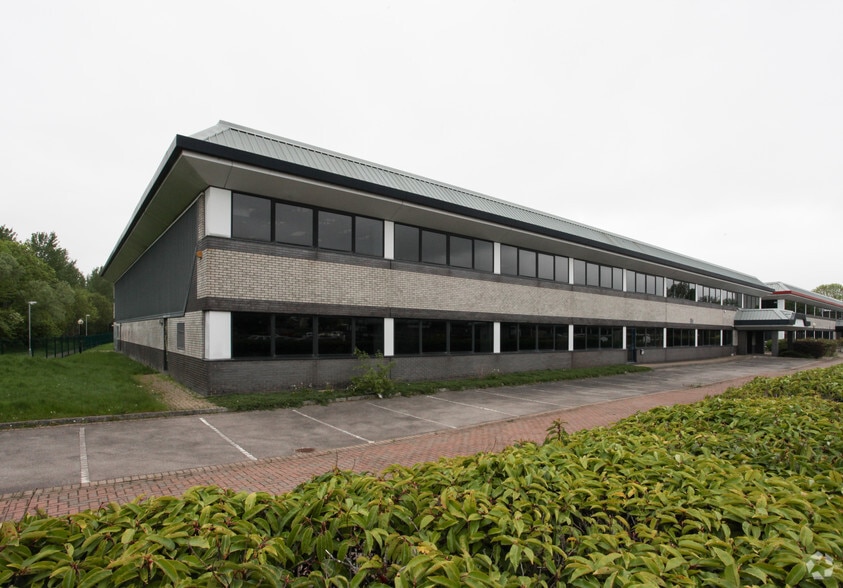 4 Pagoda Park, Swindon to rent - Building Photo - Image 2 of 4