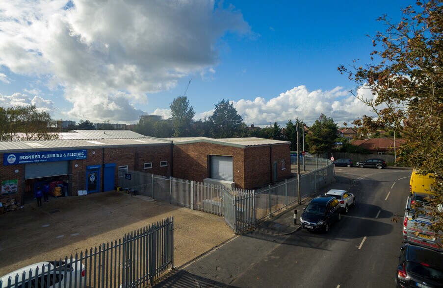 Chesterfield Way, Hayes for rent - Building Photo - Image 1 of 2