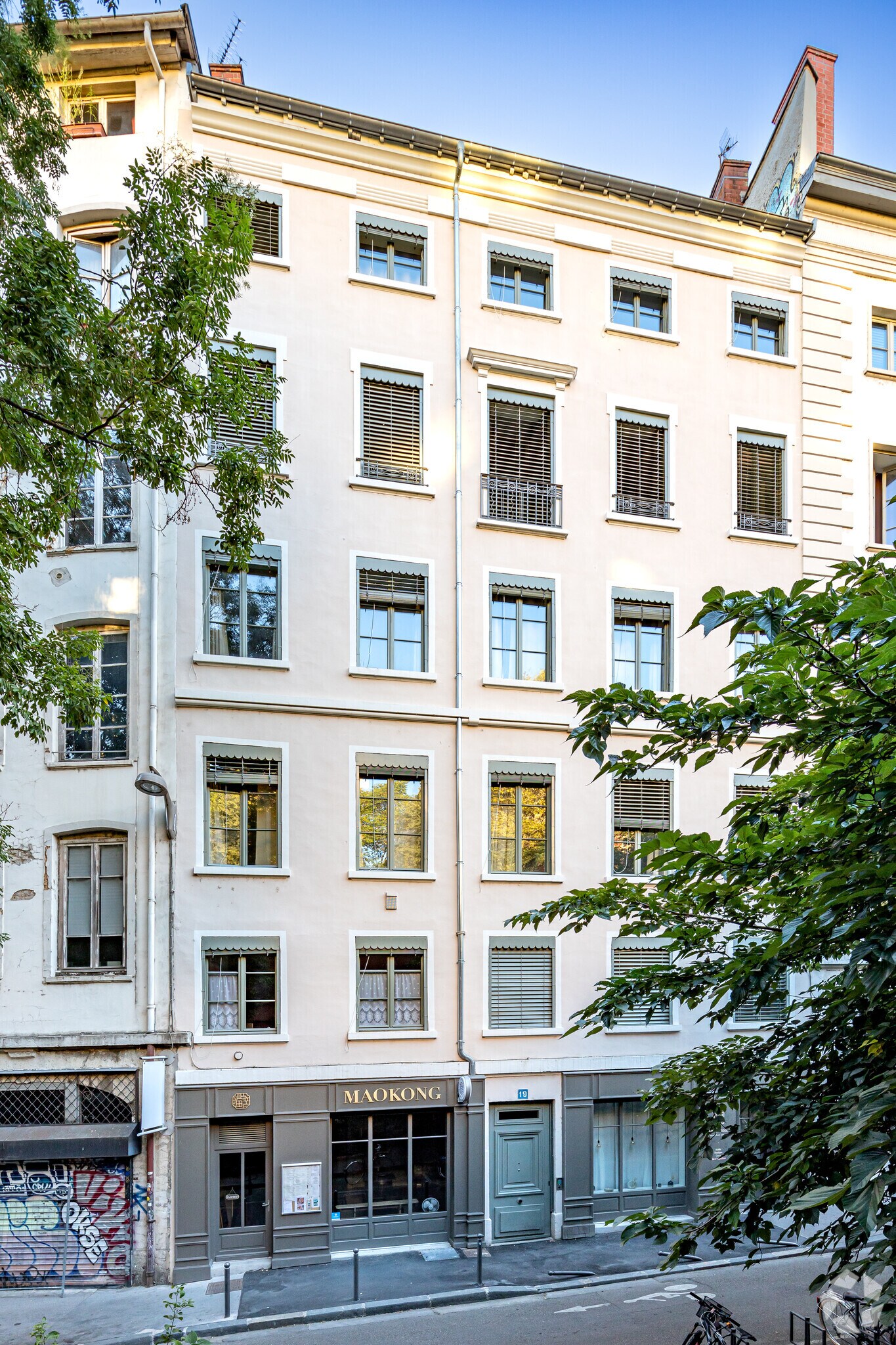 Retail in Lyon to rent Primary Photo- Image 1 of 2