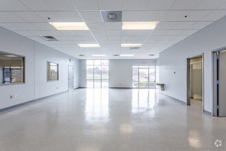 11651 NW Ambassador Dr, Kansas City, MO to rent Interior Photo- Image 1 of 4