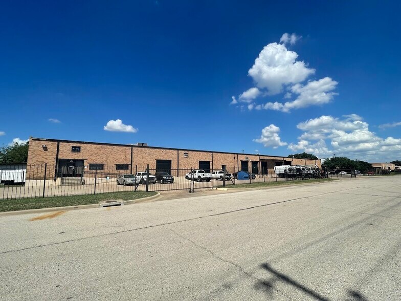 8401 Chancellor Row, Dallas, TX to rent - Building Photo - Image 2 of 6