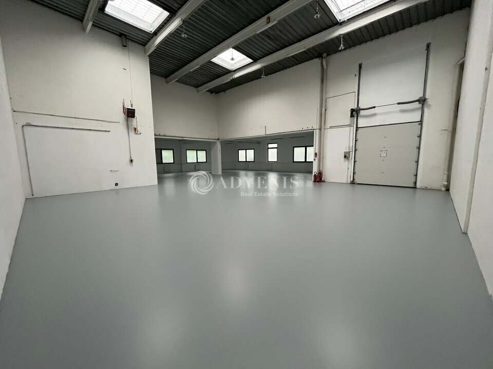 Light Industrial in Champs-sur-Marne to rent Interior Photo- Image 1 of 6