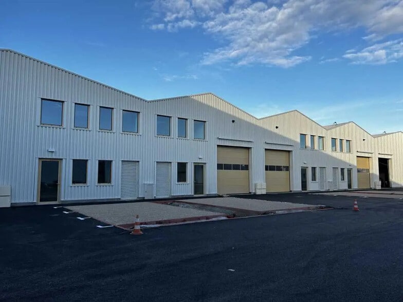 22 Rue Marius Grosso, Vaulx-en-Velin to rent - Building Photo - Image 2 of 17