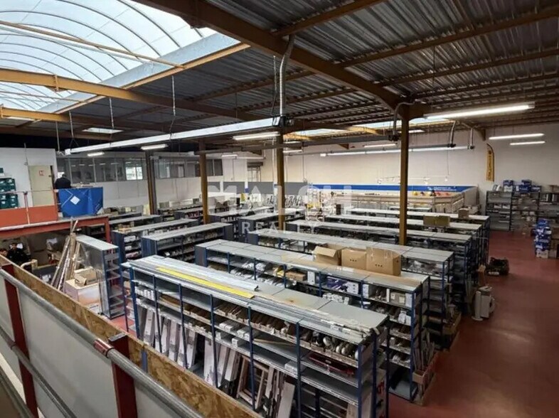 Light Industrial in Lyon to rent - Interior Photo - Image 3 of 12