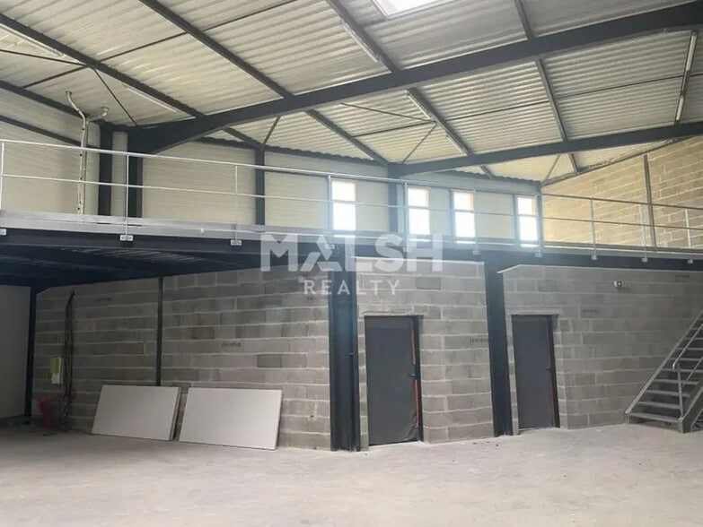 Light Industrial in Saint-Bonnet-de-Mure to rent - Interior Photo - Image 3 of 5