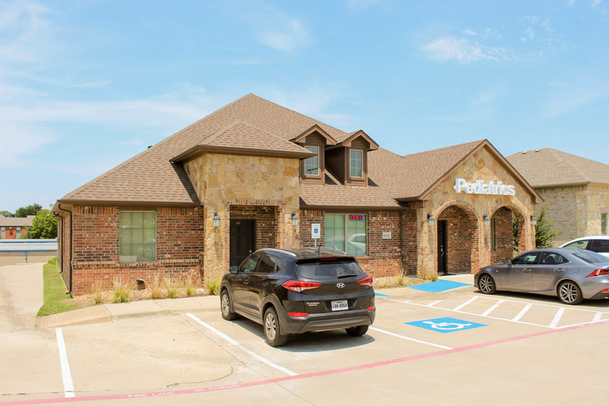 2213 Martin Dr, Bedford, TX for sale - Building Photo - Image 1 of 1