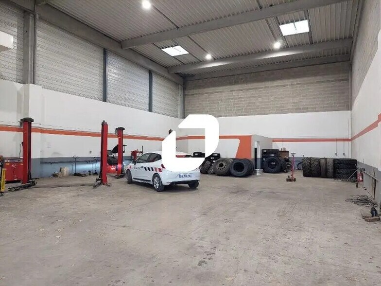 Light Industrial in Élancourt to rent - Interior Photo - Image 3 of 9