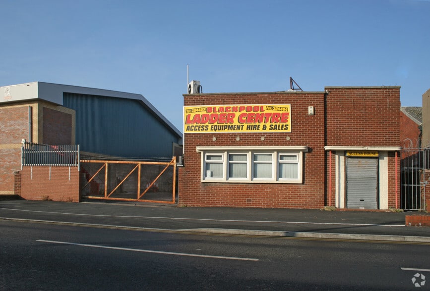 11 Mowbray Dr, Blackpool for sale - Primary Photo - Image 1 of 1