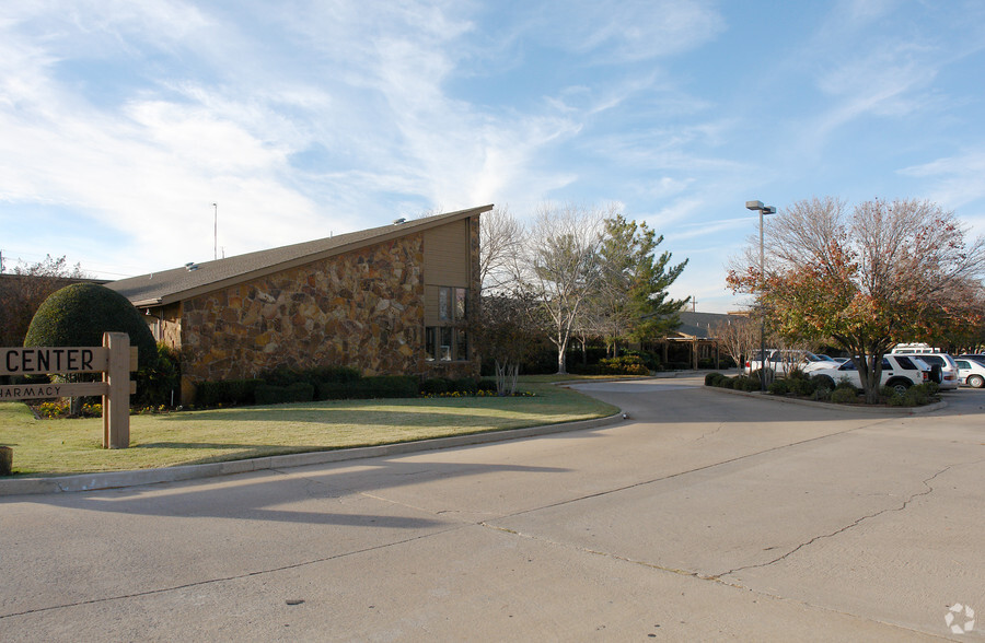 4417 W Gore Blvd, Lawton, OK for sale - Primary Photo - Image 1 of 10