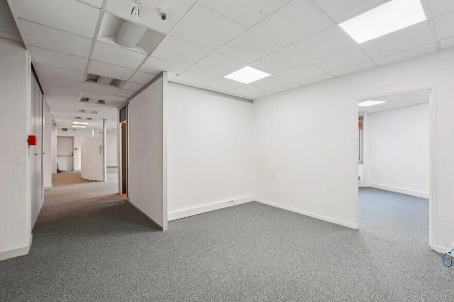 Office in Levallois-Perret to rent - Building Photo - Image 3 of 9