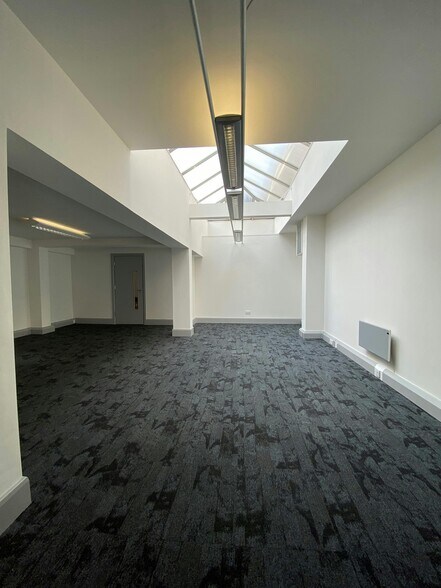 7 St James Sq, Manchester for rent - Building Photo - Image 3 of 10