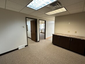 27071 Mueller Place, Sioux Falls, SD to rent Interior Photo- Image 2 of 12