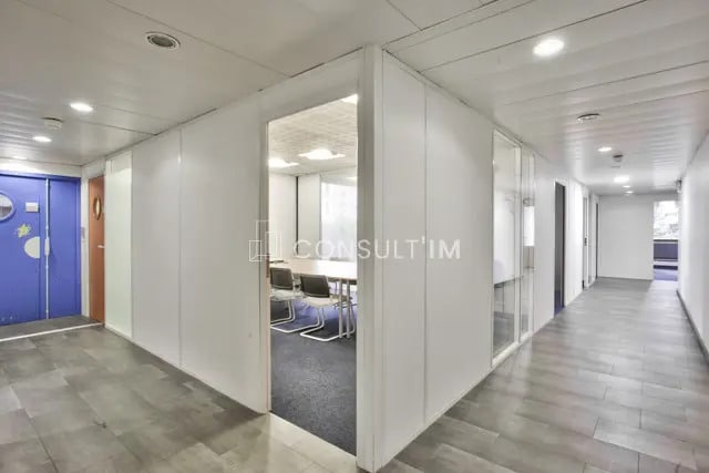 Office in Saint-Cloud to rent Building Photo- Image 1 of 10
