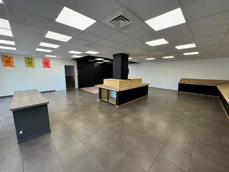 Location Commerce 160 m² - Photo 1