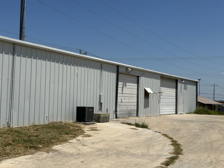 103 Turner Ln, Floresville, TX for rent - Building Photo - Image 2 of 4