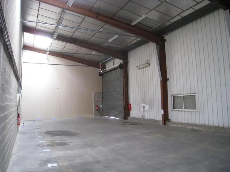 Industrial in Aubagne to rent - Building Photo - Image 2 of 5