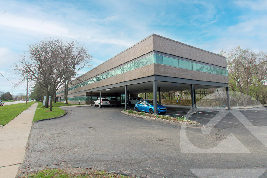 1133 E Maple Rd, Troy, MI for rent - Building Photo - Image 1 of 17