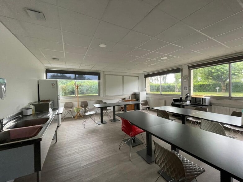 Industrial in Buc to rent - Interior Photo - Image 3 of 5