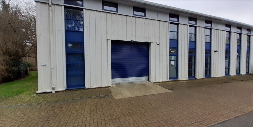 Combe Ln, Wormley for sale - Primary Photo - Image 1 of 1