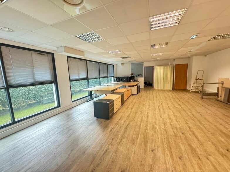 Office in Gémenos to rent - Building Photo - Image 2 of 7