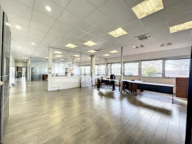 Light Industrial in Lisses to rent - Building Photo - Image 3 of 7