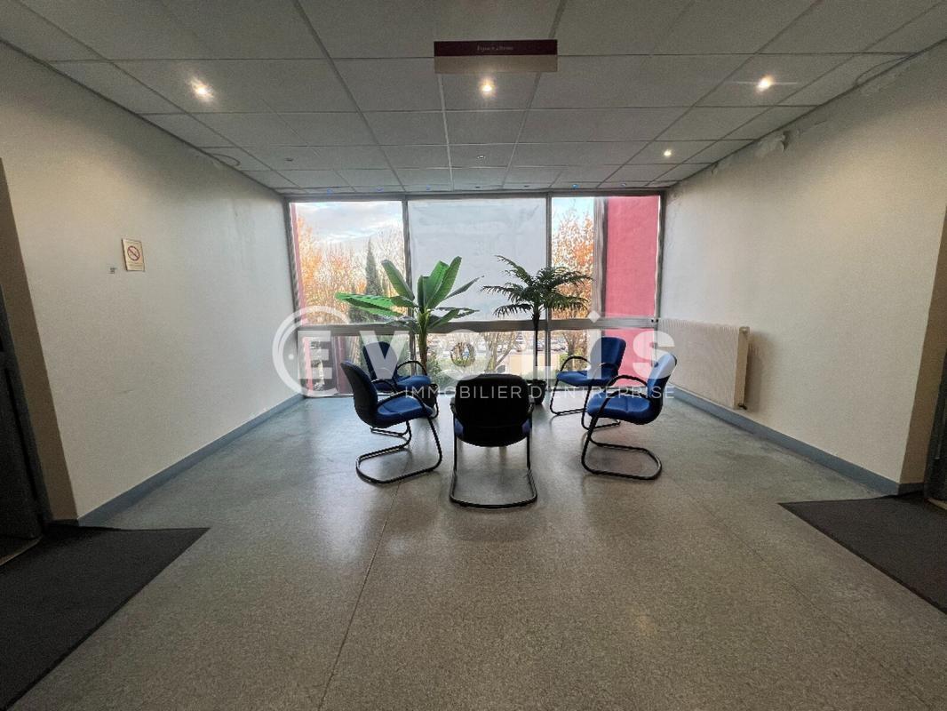 Light Industrial in Croissy-Beaubourg to rent Lobby- Image 1 of 9