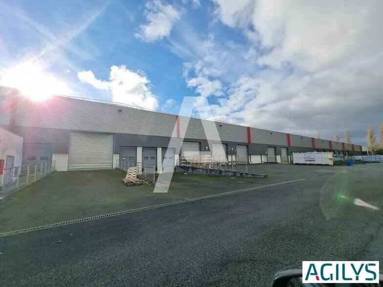 Industrial in to rent - Building Photo - Image 2 of 11