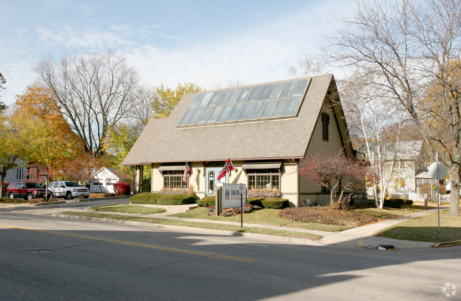 400 W Main St, Stoughton, WI for sale - Primary Photo - Image 1 of 1