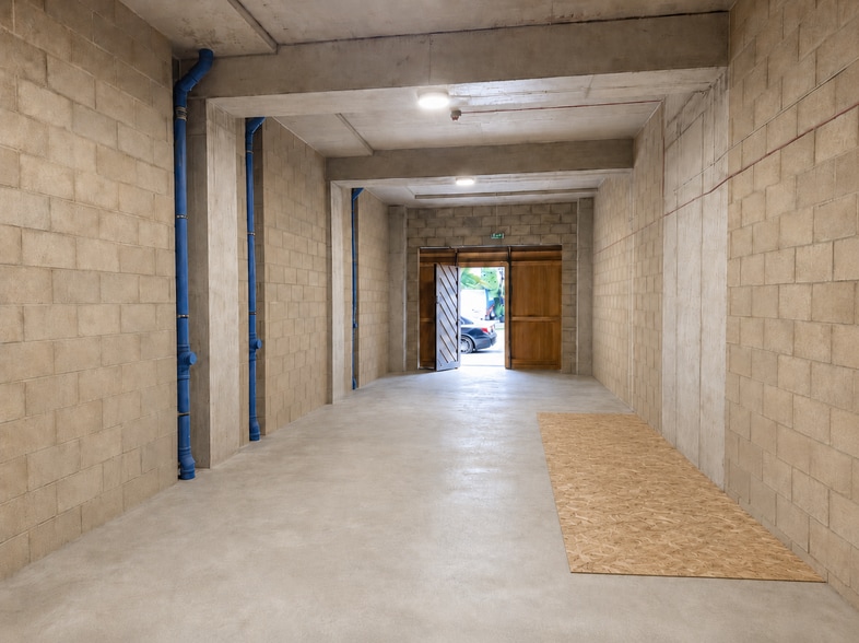 239-249 Commercial Rd, London to rent - Building Photo - Image 3 of 8
