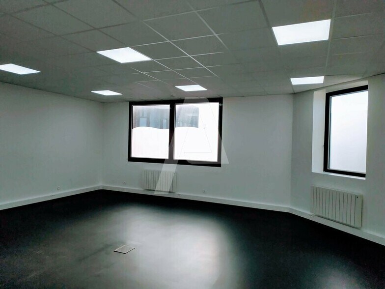 8 Rue Maryse Bastié, Igny to rent - Interior Photo - Image 3 of 5