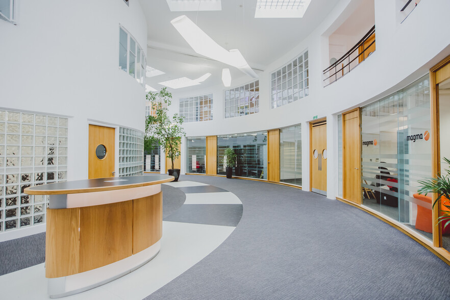 Beehive Ring Rd, Gatwick for rent - Lobby - Image 2 of 11