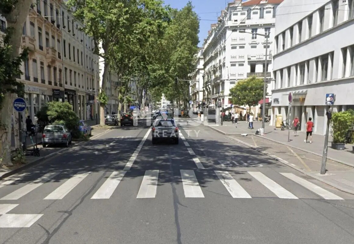 Retail in Lyon to rent Building Photo- Image 1 of 4