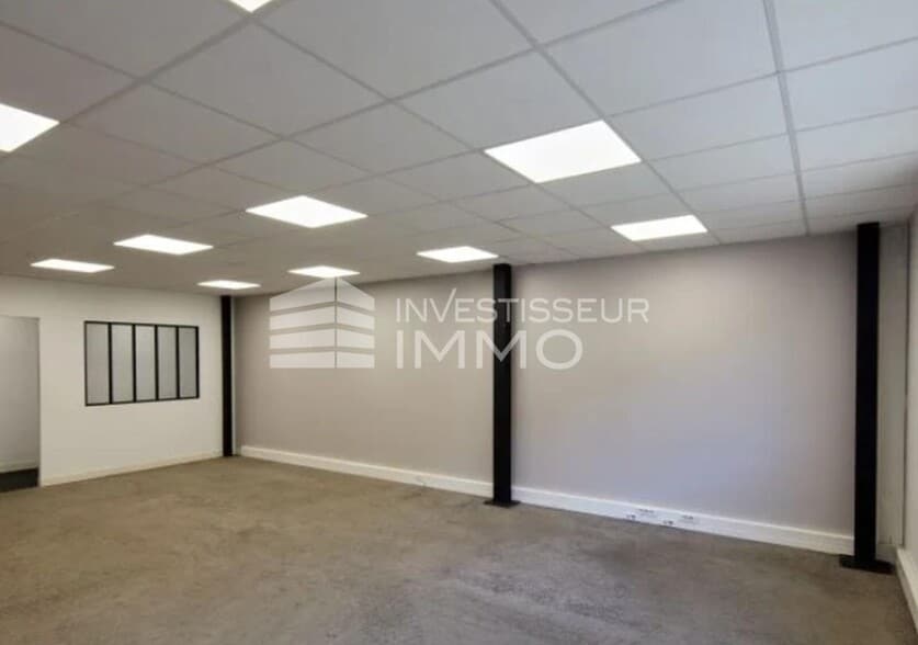 Light Industrial in Morangis to rent - Interior Photo - Image 2 of 4