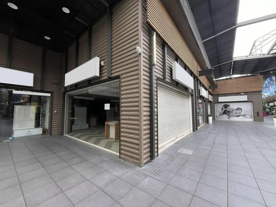 Retail in Marseille to rent Interior Photo- Image 1 of 6