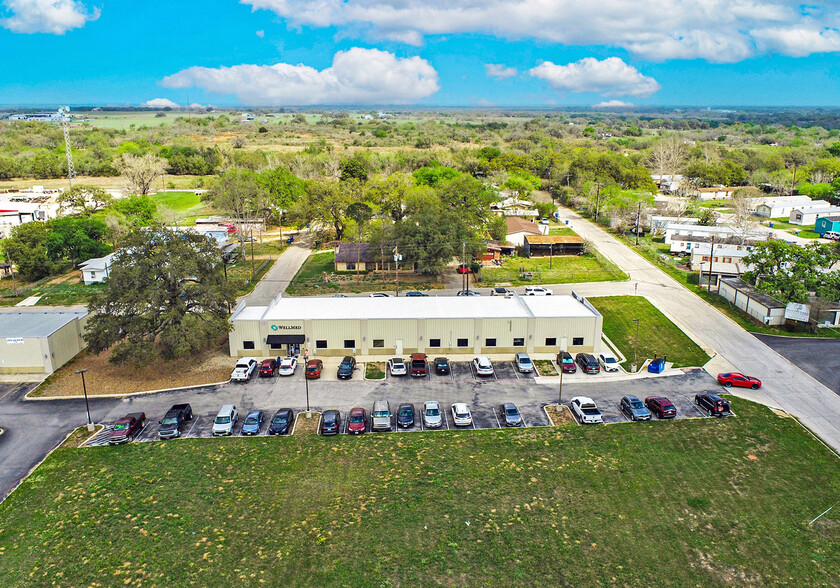 1030 Bensdale Rd, Pleasanton, TX for sale - Primary Photo - Image 1 of 1