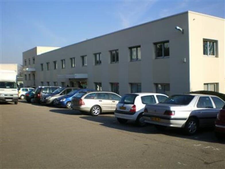 4 Rue Des Frères Lumière, Plaisir to rent - Building Photo - Image 2 of 5