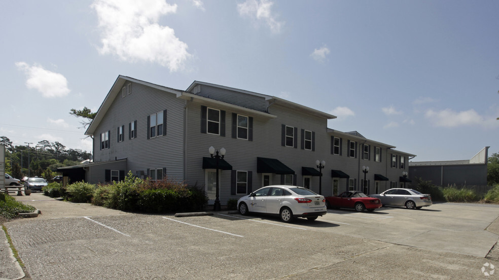 225-269 W Causeway Approach, Mandeville, LA for rent - Primary Photo - Image 1 of 14