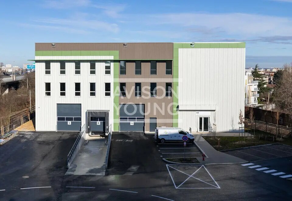 Light Industrial in Bondy to rent Building Photo- Image 1 of 10