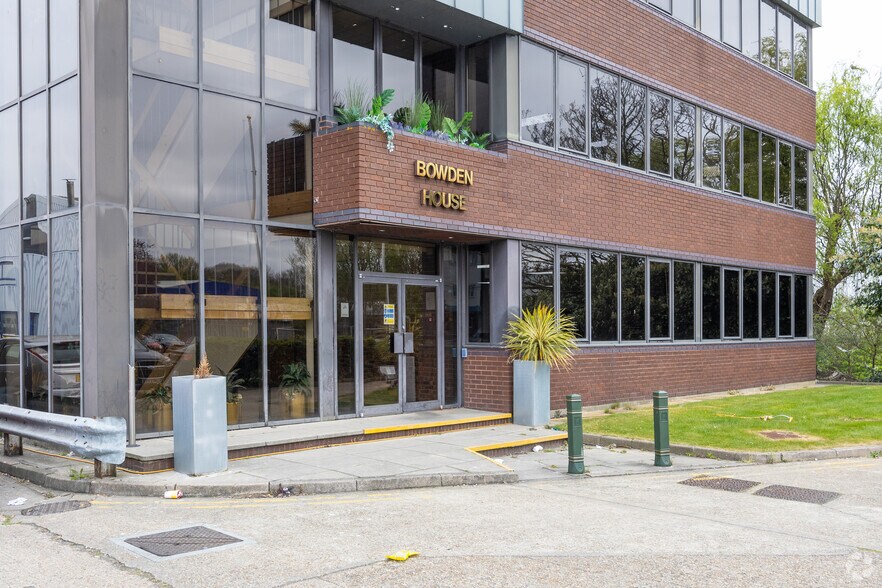 Luckyn Ln, Basildon to rent - Building Photo - Image 3 of 5