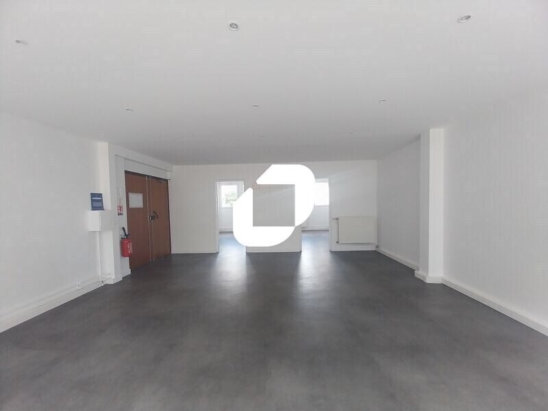 Office in Maurepas to rent Building Photo- Image 1 of 10