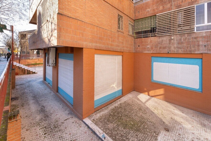 Retail in Granada, Granada to rent - Building Photo - Image 3 of 25