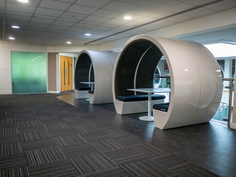 2010 The Crescent, Birmingham to rent - Interior Photo - Image 2 of 11