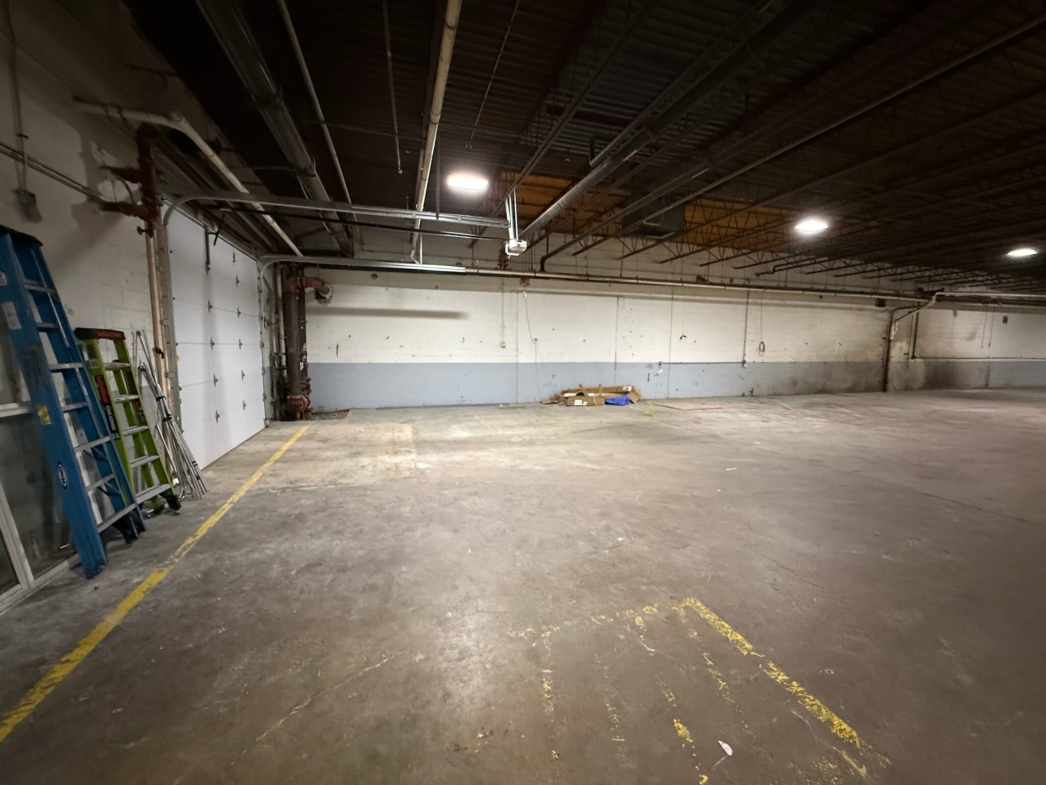 6704 Pingree Rd, Crystal Lake, IL to rent Interior Photo- Image 1 of 5