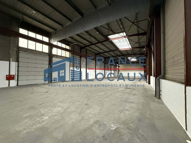 Light Industrial in Le Thillay to rent - Building Photo - Image 1 of 4