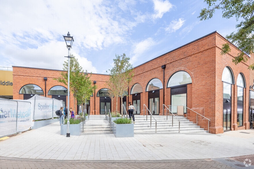 Market Pl, Tamworth to rent - Building Photo - Image 1 of 8