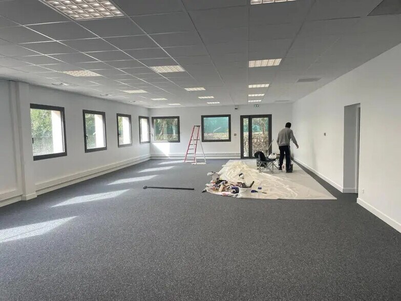 Office in Aubagne to rent - Interior Photo - Image 2 of 5