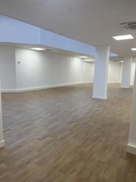 6 Boulevard Bineau, Levallois-Perret to rent - Interior Photo - Image 3 of 18