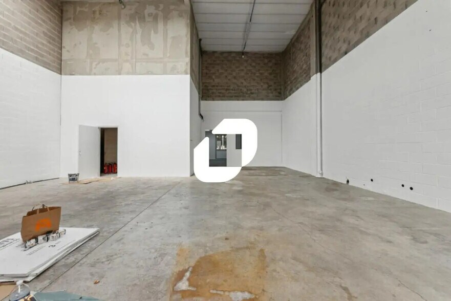 Light Industrial in Émerainville to rent - Interior Photo - Image 2 of 8